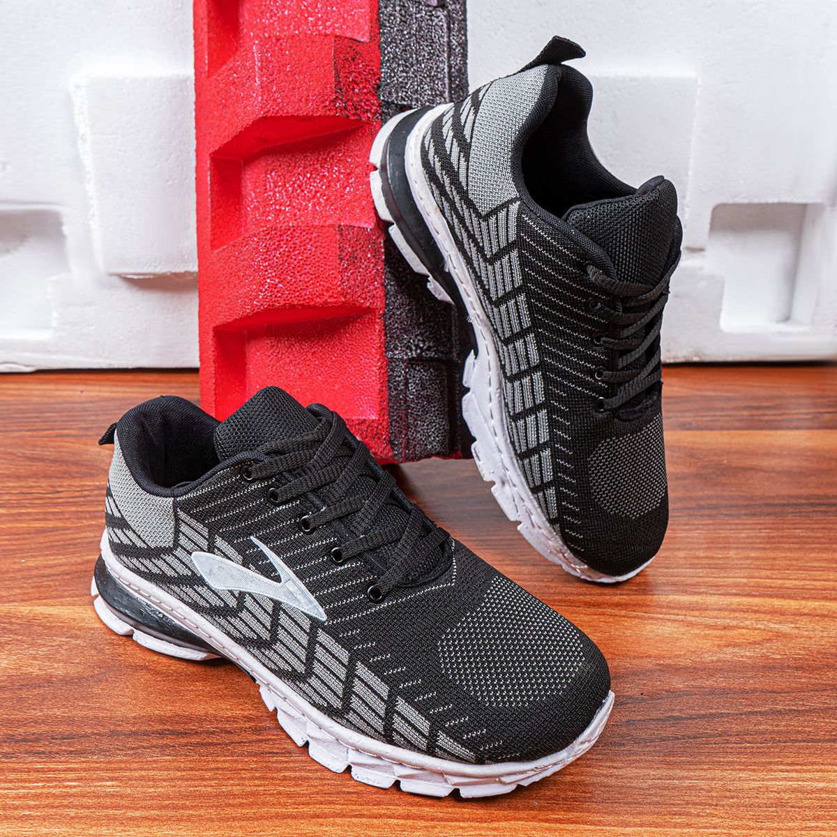 كفش ورزشي مردانه مشكي طوسي مدل Karlos