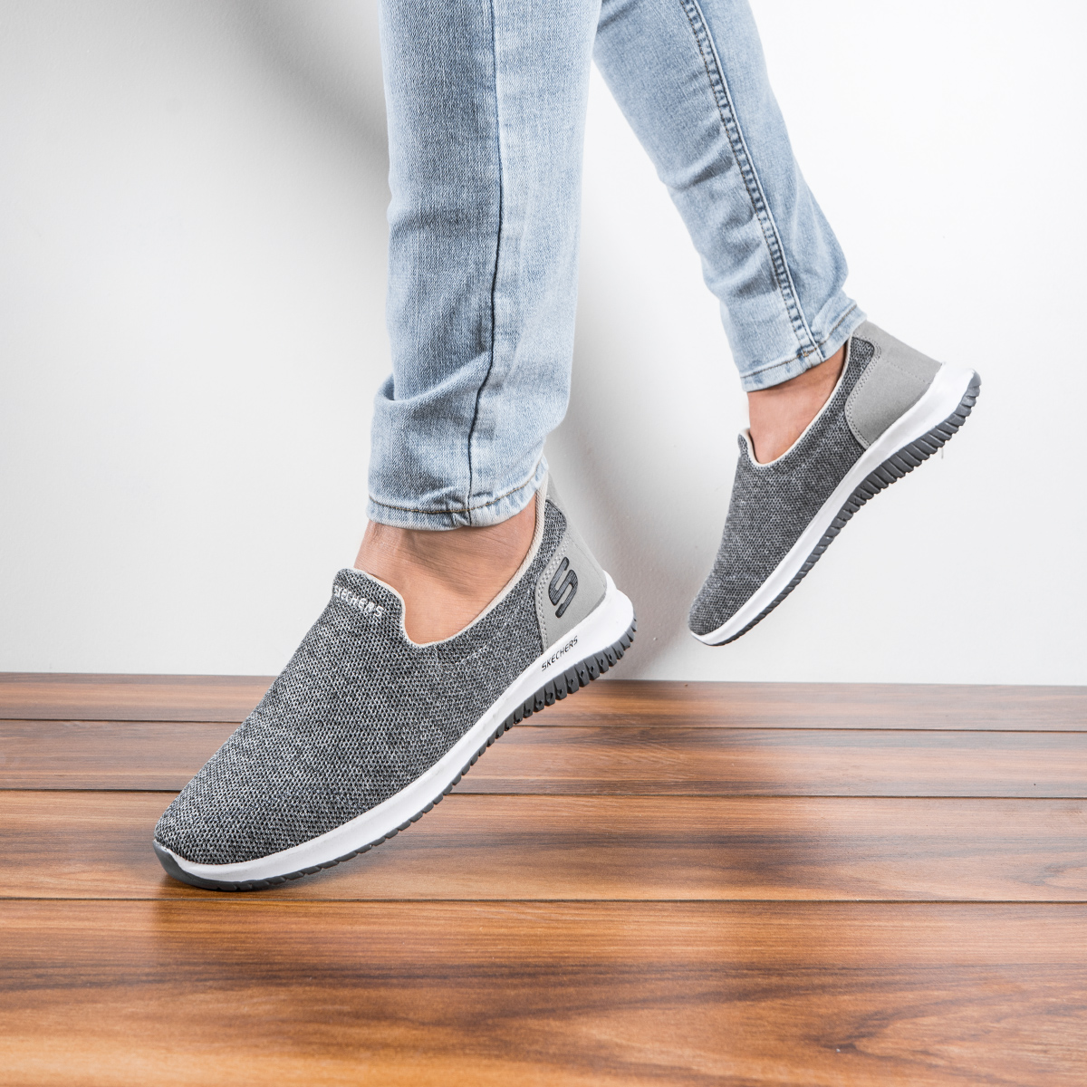 کفش ورزشی اسکیچرز مردانه طوسی مدل Tarok