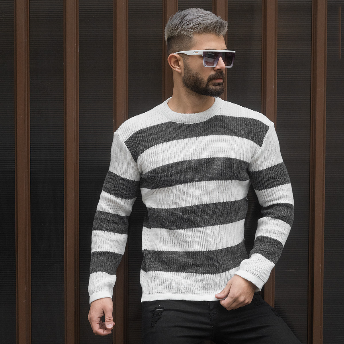 پلیور مردانه راه راه سفید طوسی مدل Mahyad