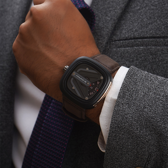 ساعت sevenfriday مشکی طلایی مدل Etro