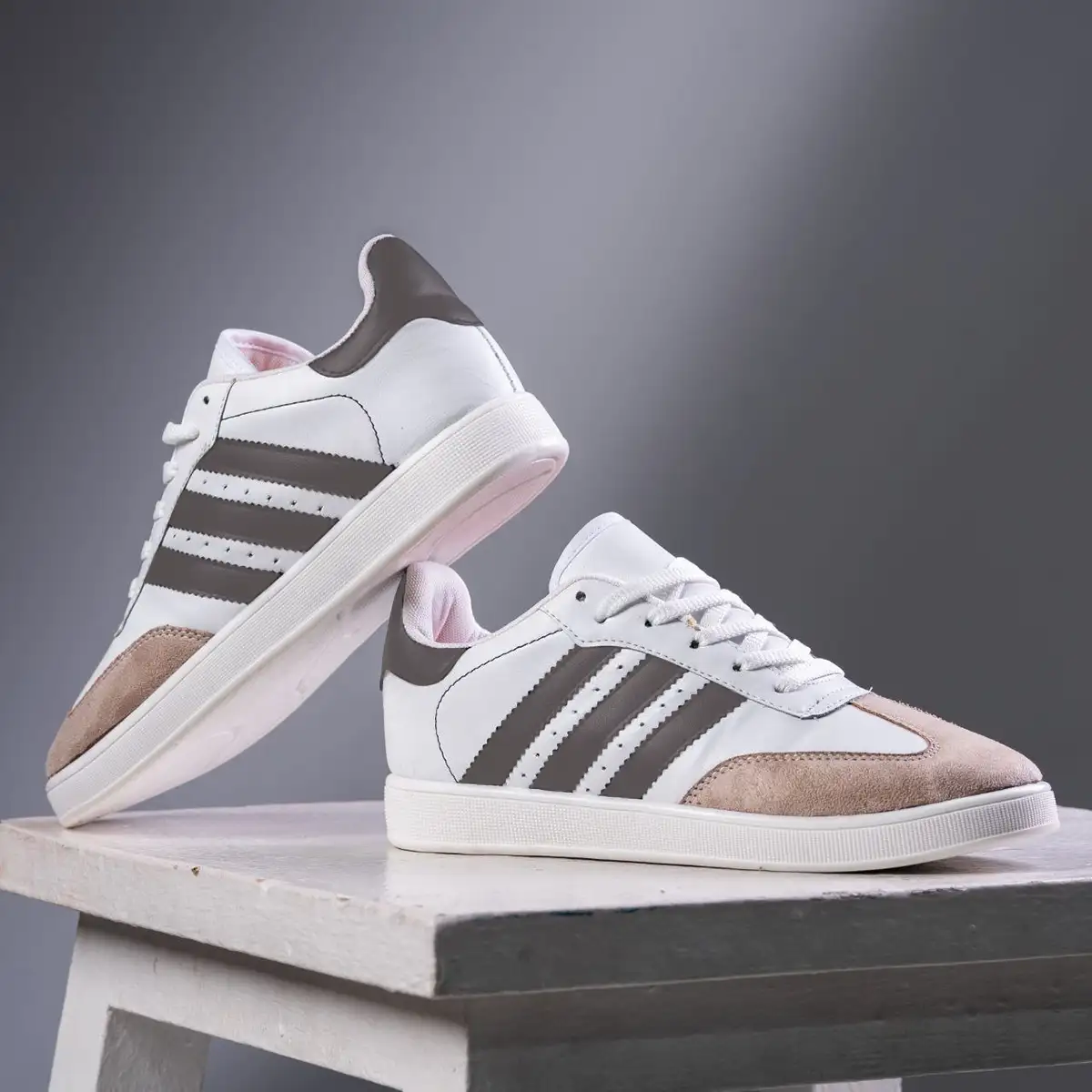 کفش تخت آدیداس مردانه سفید طوسی مدل Animo