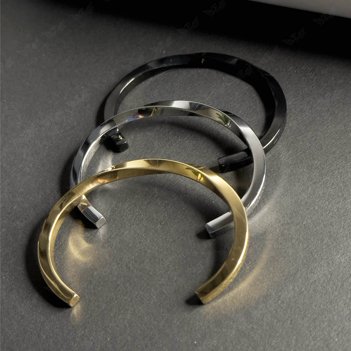 بنگل مردانه طلایی مدل پیچ خورده