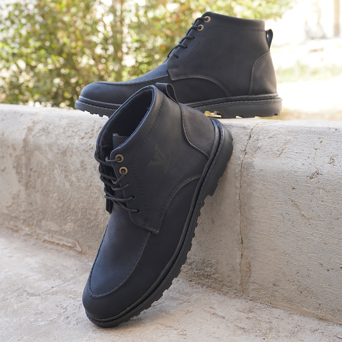 نیم بوت مردانه LV مشکی مات مدل Roni