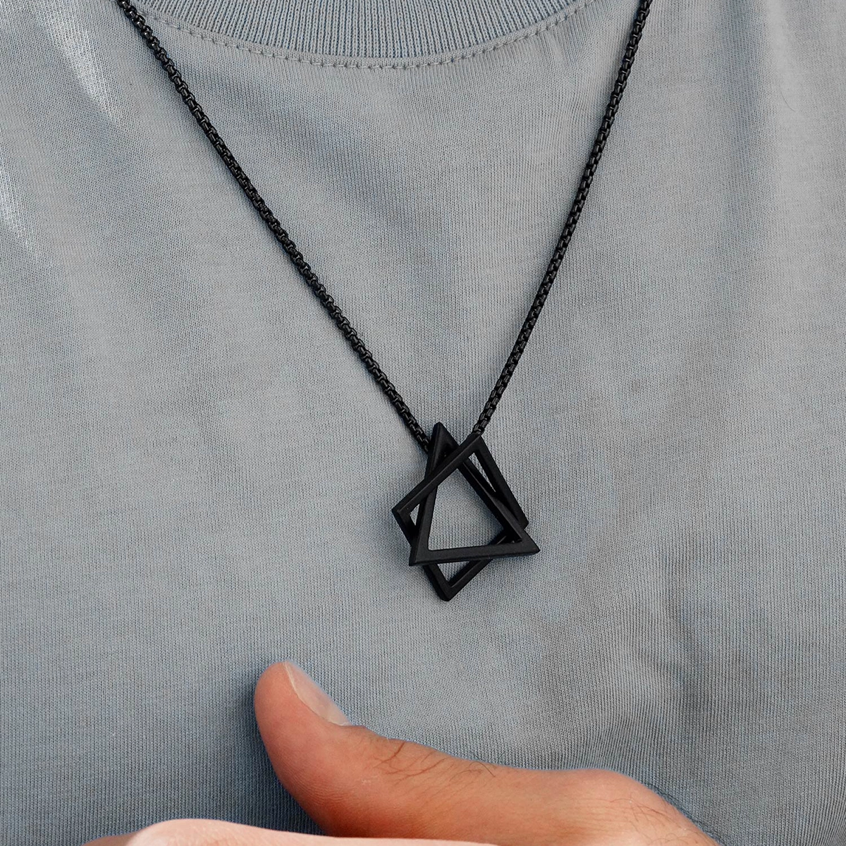 گردنبند طرح برمودا مشکی