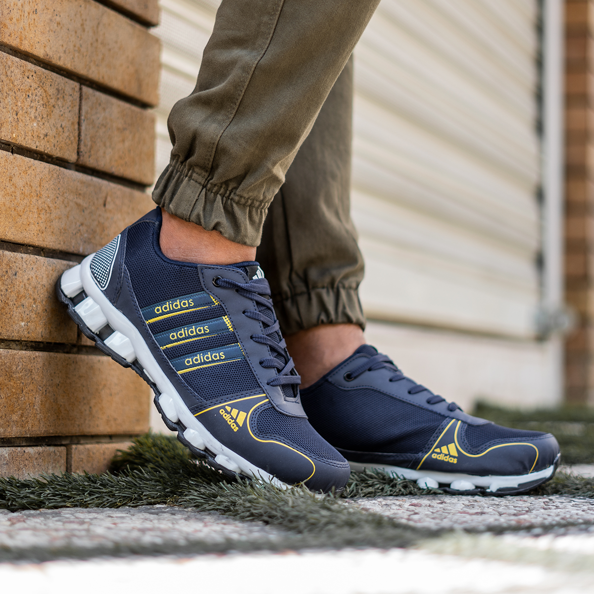 کفش ورزشی Adidas مردانه سرمه ای زرد مدل Artek